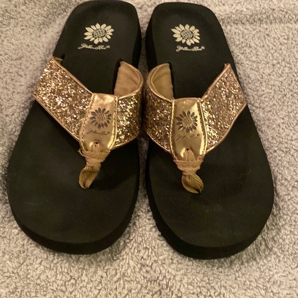 Yellow Box Shoes Yellow Box Flip Flops Gold Sparkles 85 Poshmark